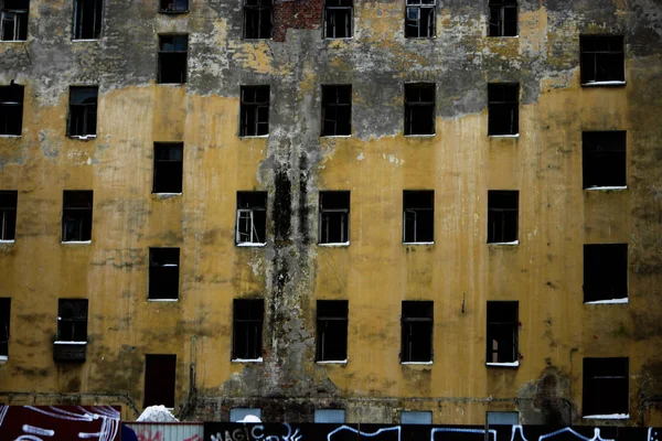 San Petersburgo, Rusia - 27 de febrero de 2016: Muralla con muchas ventanas de edificios abandonados en San Petersburgo — Foto de Stock