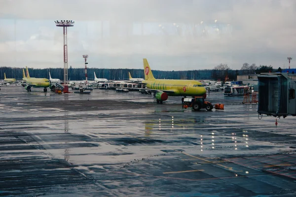 Москва 26 лютого 2016: S7 Сибірський авіакомпаній авіалайнера в аеропорту Домодєдово. Вид з терміналу. S7 є членом Альянсу Oneworld. — стокове фото
