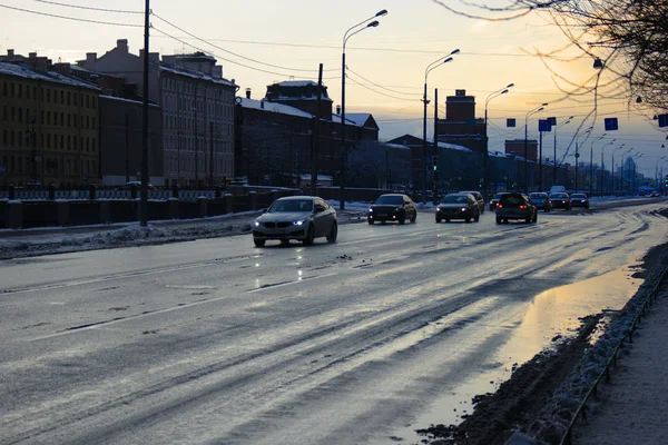 San Petersburgo, Rusia 27 feb. 2016: Camino sucio en la puesta del sol de invierno en San Petersburgo, Rusia . — Foto de Stock