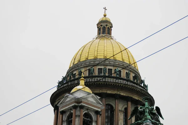 Saint Petersburg, Rusya - 26 Şubat 2016: Altın kubbesi Saint Isaacs Katedrali. Ayrıntı. — Stok fotoğraf