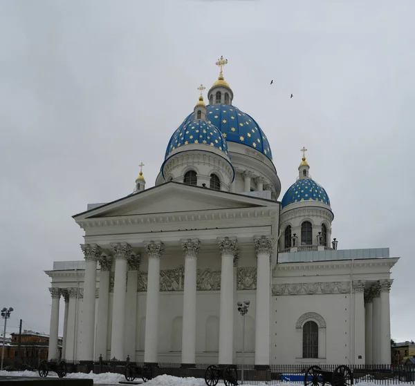 Saint Petersburg, Russia - Feb 27, 2016: Trinity Cathedral with famous blue domes with golden stars in front of the sky. — Stock Photo, Image