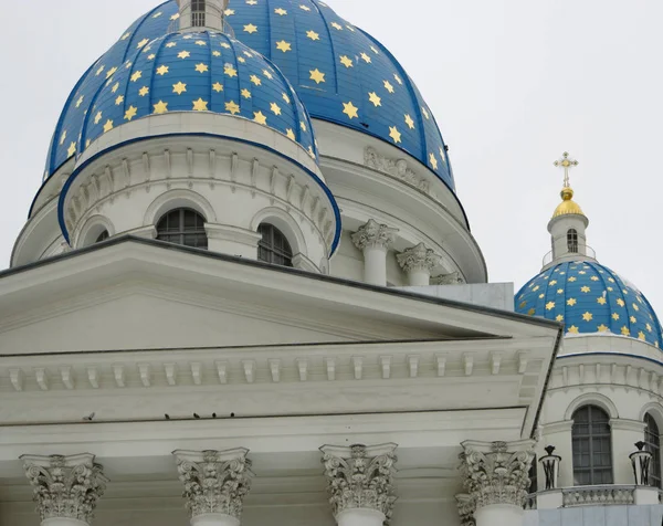 Saint Petersburg, Rusya - 27 Şubat 2016: Mavi kubbeleri Trinity Katedrali önünde kış gökyüzünde. — Stok fotoğraf