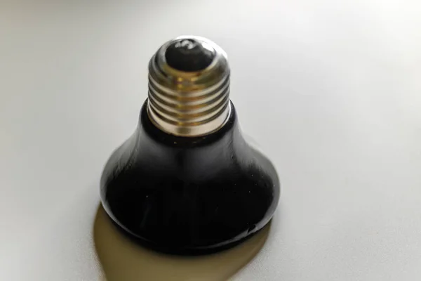 Keramické infračervená lampa stojící na šedém pozadí — Stock fotografie