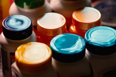 Birçok plastik şişe sığ dof arkadan aydınlatmalı