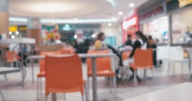 Gıda mahkeme bulanık timelapse video. Fast food yemek kortu turuncu renk sandalyelere oturmuş yemek insanlar ufuk ya da bulanık