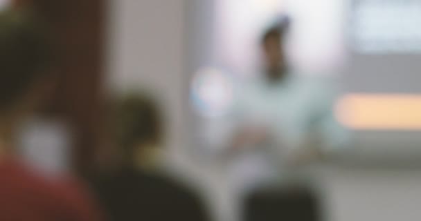 Le conférencier d'affaires parle aux gens dans la salle de réunion. Enseignement classe flou arrière-plan des étudiants universitaires 
