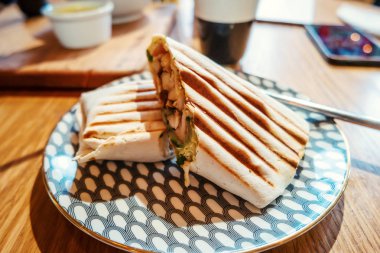 Çin böreği tavuk plaka üzerinde