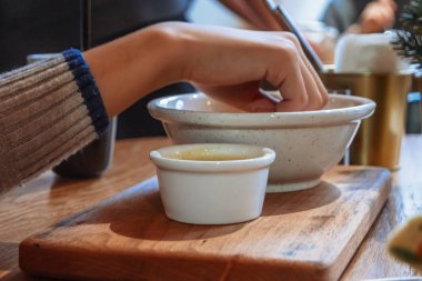 Çocuklar yemek patates cipsi uzat