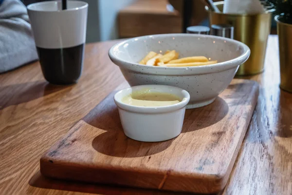 Frites servies dans une assiette avec souse — Photo