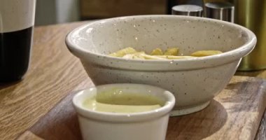 Çocuk brench fry kaseden alır.