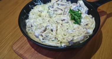 Makarna tavuk tablo ile