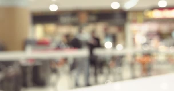 Fondo borroso de gente en movimiento rápido en el patio de comidas del centro comercial — Vídeos de Stock