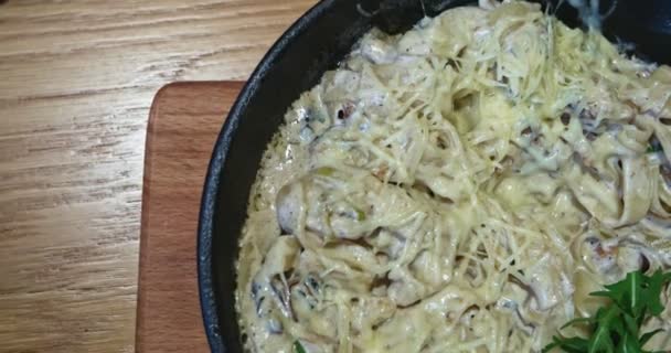 Pasta de pollo en sartén caliente sobre mesa servida en cafetería — Vídeos de Stock