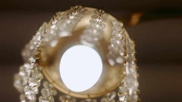 Regard vers le haut sur le lustre en verre coupé — Video