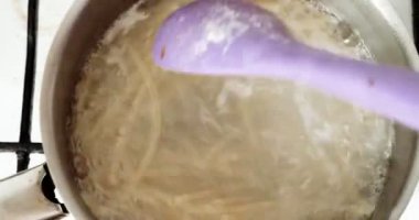 Tavada yarı bitmiş makarna