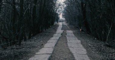 Yavaş yol yarım yok covere beton döşeme ile birlikte hareket