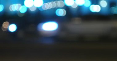 Gece sokak trafik defocused