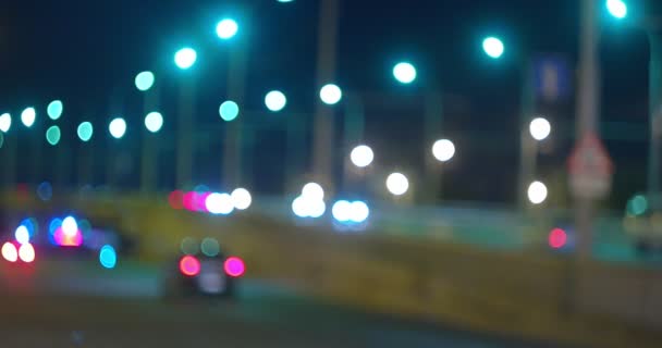 Tráfico nocturno en el paso elevado, vehículos de cercanías — Vídeo de stock
