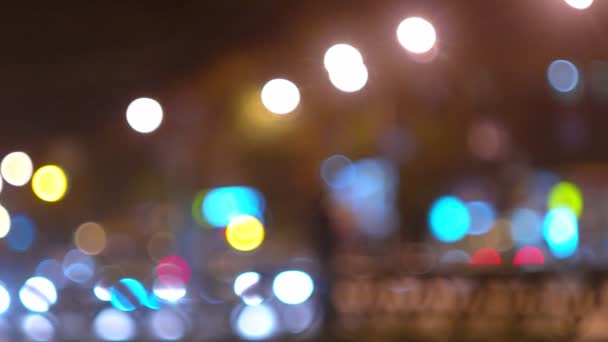 Calle nocturna con muchas luces desenfocadas — Vídeos de Stock