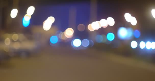 Panoramische vodeo van de straat verkeer nacht wazig — Stockvideo