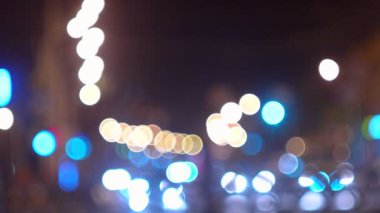 Yanıp sönen şehir gece ışıklar şubeleri aracılığıyla