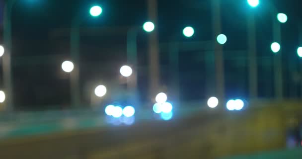 Czas wygaśnięcia zajęty wiadukt rozmytym ruchu nocnego i linii lampy uliczne — Wideo stockowe
