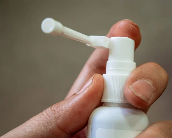 Hand Houdt Inhalator Voor Respiratoire Trouble Release Vinger Klaar Duwen — Stockfoto