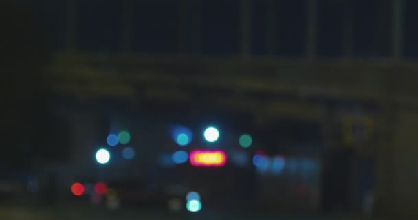 Wazig intreepupil lichten van het verkeer in de stad filmische schot — Stockvideo