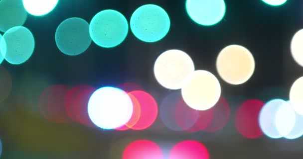 夜のトラフィック ライト車の頭とバックライトをデフォーカスしました。抽象はぼやけたスポットを移動すると背景をぼかし. — ストック動画