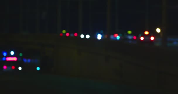 Luces de ciudad bokeh abstractas urbanas desenfocadas y tráfico pesado en paso elevado . — Vídeos de Stock