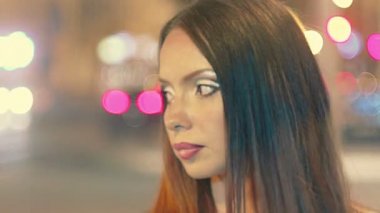 Kız kameraya bakarak gülen akşam makyaj ile