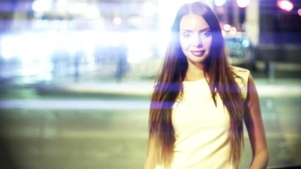 Vintage procurando imagens de menina sorridente na cidade noturna com muitos vazamentos de luz — Vídeo de Stock