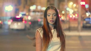 Kamera için Selam gece şehirde güzel genç kadın