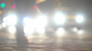 Odaklanamayan arabalar yeşil ışıkta hareket etmeye başlar. Şehir gece aracı trafiği