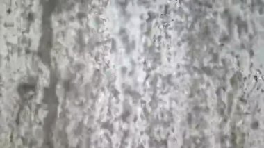 Çeşme fıskiyelerinin püskürttüğü su duvarı.