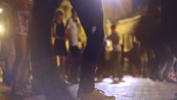 Tiro ao nível do solo de jovens dançando salsa em festivais ao ar livre — Vídeo de Stock