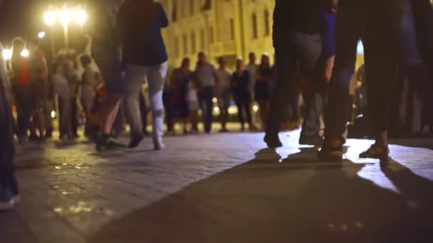 Astrakhan Rússia 16 Abr. 2015: Embankment do rio Volga no centro da cidade de Astrakhan com jovens casais desfocados dançando salsa ao ar livre em câmera lenta — Vídeo de Stock