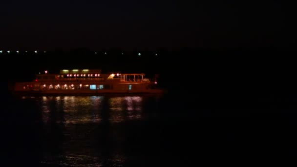 Mały statek wycieczkowy odpływający na Wołdze-rzece — Wideo stockowe