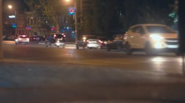 Astrakhan Rusya 16 Nisan. 2015: Şehirde gece trafiği, sokak lambasında Astrakhan şehrinin gayri resmi sembolü olarak bilinen Neon Lotus bayramı ile ilgili