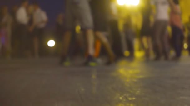 Grupo desfocado de jovens dançando salsa na rua noturna — Vídeo de Stock