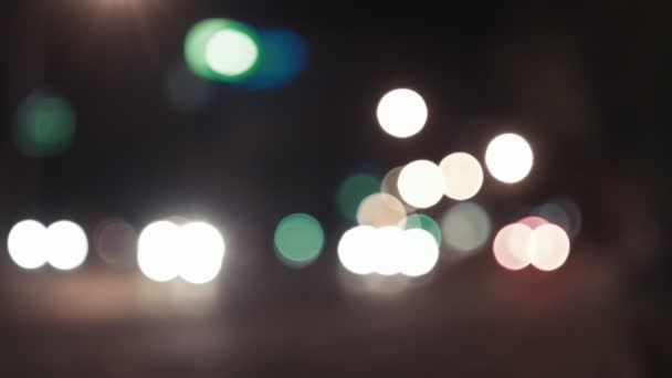 Geceleri arabaların odaksız ışıkları — Stok video