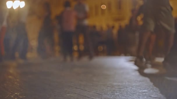 Dança de salsa de rua à noite, muitos casais jovens dançam danças latinas sociais — Vídeo de Stock