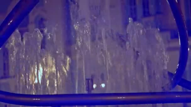 Fontein verlicht door blauw licht in nignt — Stockvideo