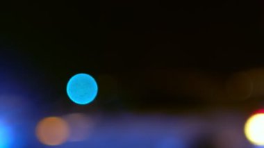 Gece trafik ışıkları ve bir sürü doğal ışık.