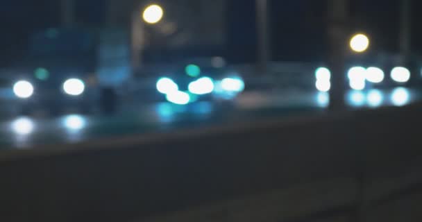 Blaue Autos auf Überführung in der Nacht — Stockvideo