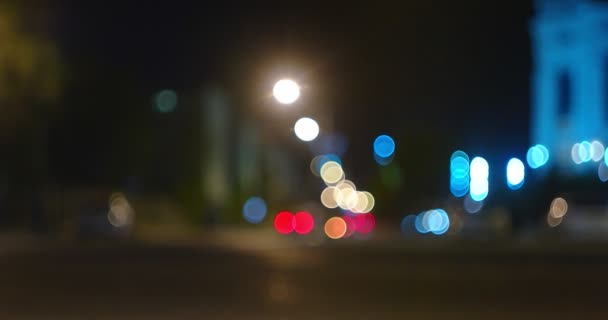 Cidade noite com carros embaçados pan shot — Vídeo de Stock