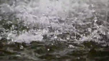 Düşen su damlalarının yavaş hareketi