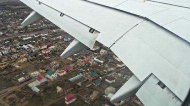 Airlainer banliyö alanı üzerinde uçan iniş için hazırlanıyor