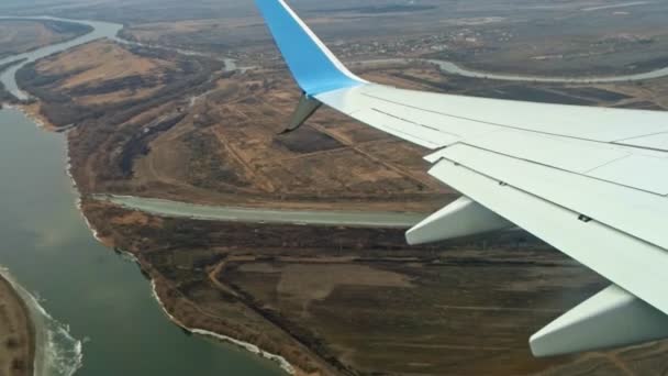 Astracán Rusia 03 Marzo 2019: Aviones pertenecientes a Pobeda-aerolíneas el único lowcoster en el mercado ruso volando sobre la zona rural con el río — Vídeos de Stock