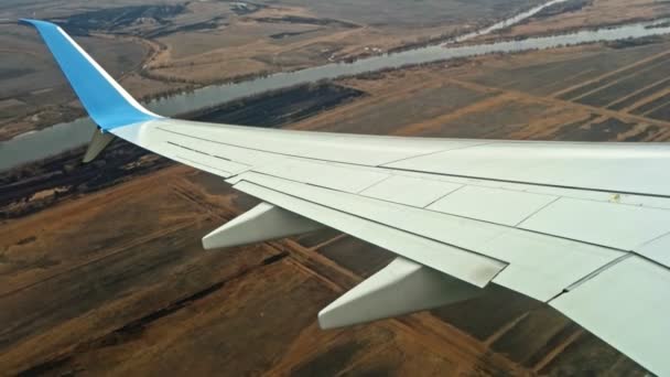 Astrakhan Russie 03 mars 2019 : Avion appartenant à Pobeda-Airlines le seul lowcoster sur le marché russe survolant une zone rurale avec rivière — Video